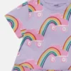 Abito con stampa arcobaleno e pattini a rotelle