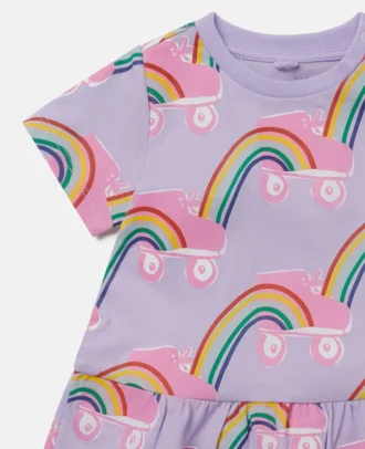Abito con stampa arcobaleno e pattini a rotelle Abito con stampa arcobaleno e pattini a rotelle