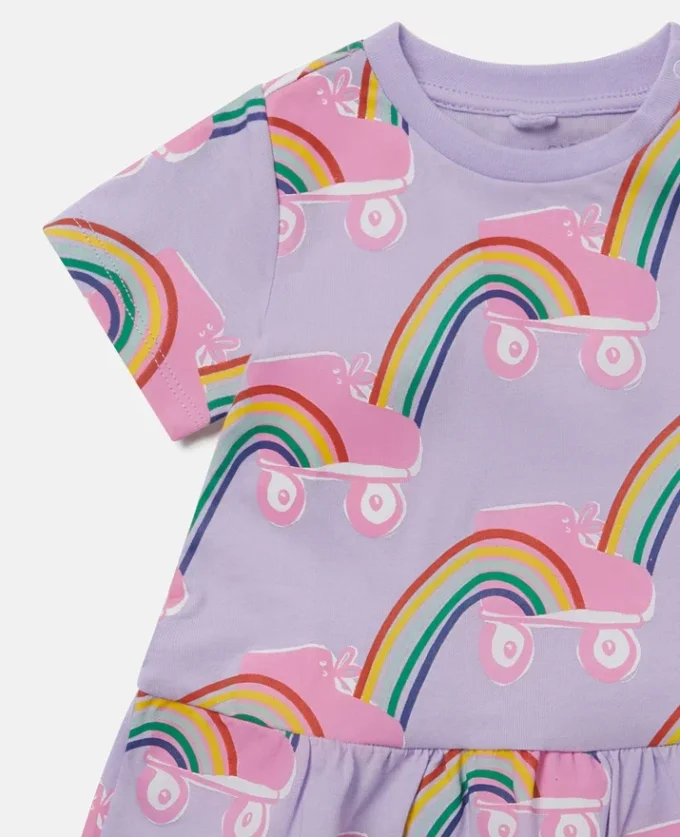 Abito con stampa arcobaleno e pattini a rotelle