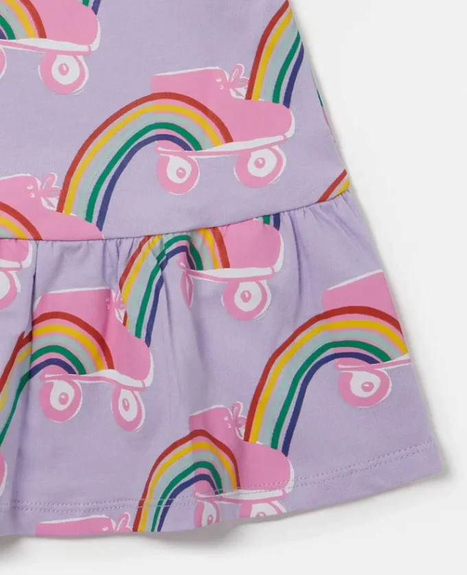 Abito con stampa arcobaleno e pattini a rotelle