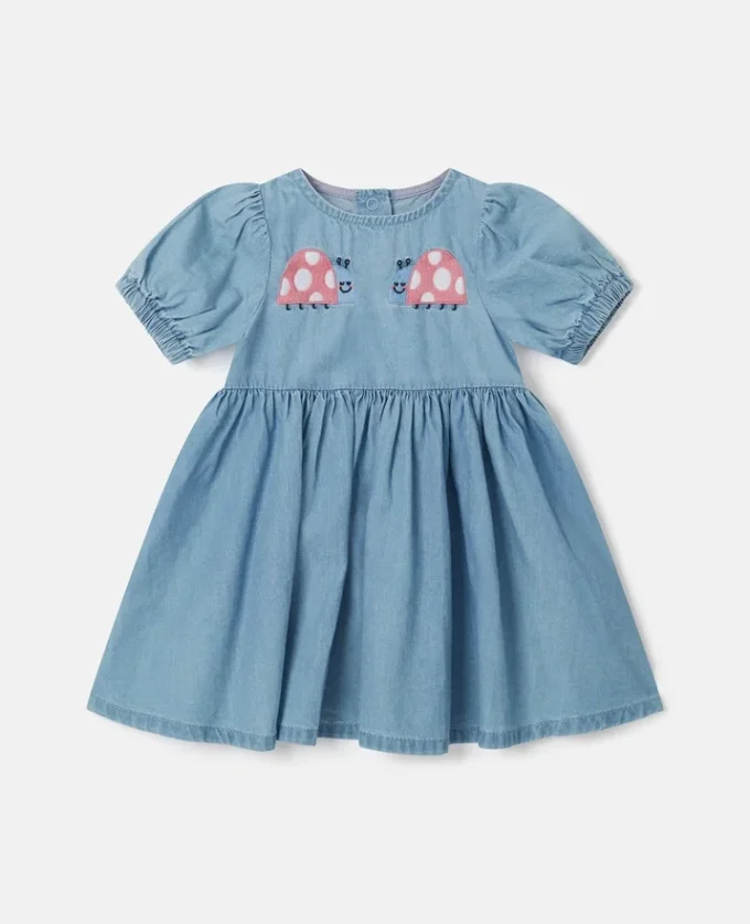 Abito in denim con ricamo a forma di coccinella Abito in denim con ricamo a forma di coccinella