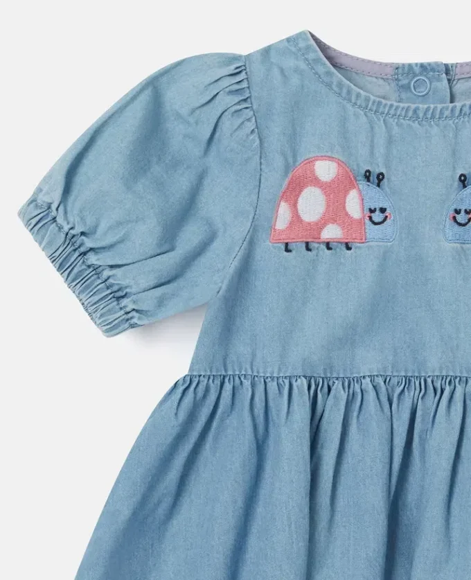 Abito in denim con ricamo a forma di coccinella Abito in denim con ricamo a forma di coccinella