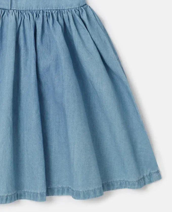 Abito in denim con ricamo a forma di coccinella Abito in denim con ricamo a forma di coccinella