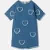Abito in denim elasticizzato con toppa a forma di cuore con frange Abito in denim elasticizzato con toppa a forma di cuore con frange