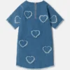 Abito in denim elasticizzato con toppa a forma di cuore con frange Abito in denim elasticizzato con toppa a forma di cuore con frange