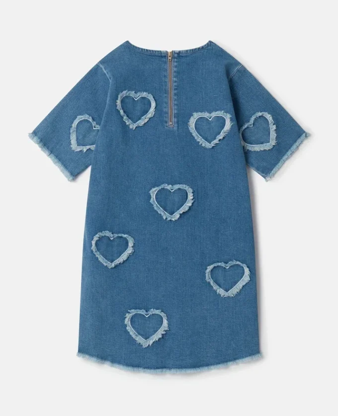 Abito in denim elasticizzato con toppa a forma di cuore con frange Abito in denim elasticizzato con toppa a forma di cuore con frange