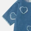 Abito in denim elasticizzato con toppa a forma di cuore con frange Abito in denim elasticizzato con toppa a forma di cuore con frange