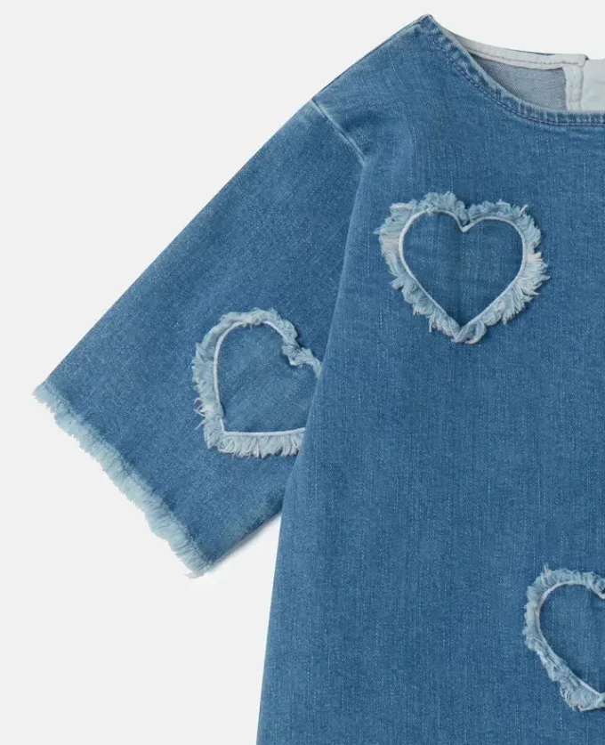 Abito in denim elasticizzato con toppa a forma di cuore con frange Abito in denim elasticizzato con toppa a forma di cuore con frange