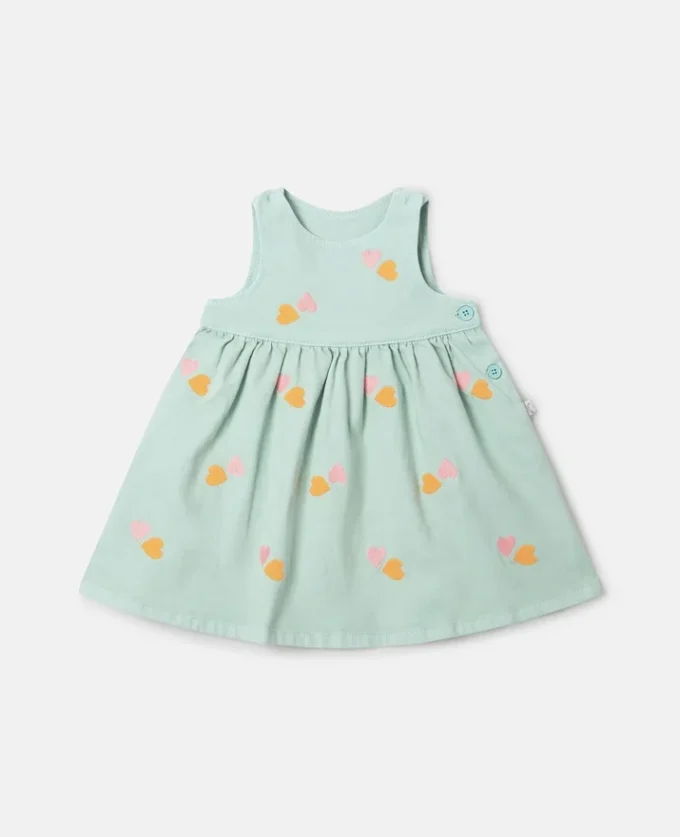 Abito in gabardine con ricamo a forma di cuore Abito in gabardine con ricamo a forma di cuore