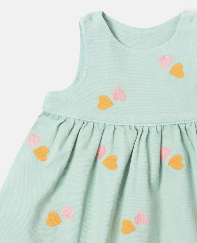 Abito in gabardine con ricamo a forma di cuore Abito in gabardine con ricamo a forma di cuore