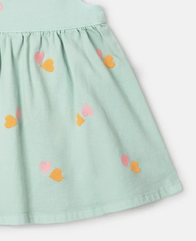Abito in gabardine con ricamo a forma di cuore Abito in gabardine con ricamo a forma di cuore
