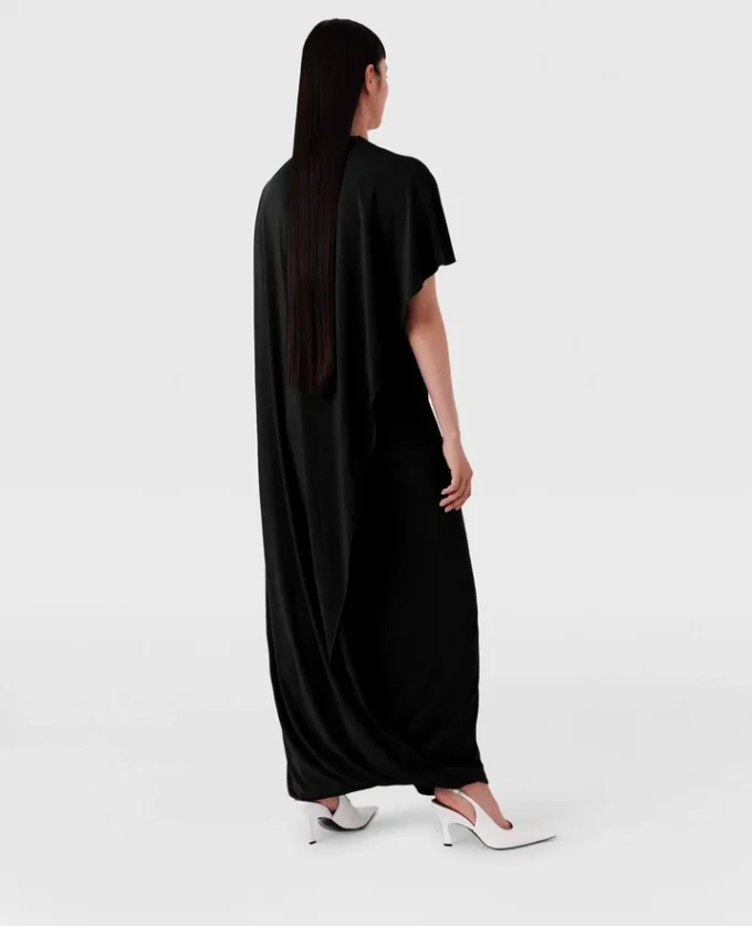 Abito lungo asimmetrico con mantella Abito lungo asimmetrico con mantella
