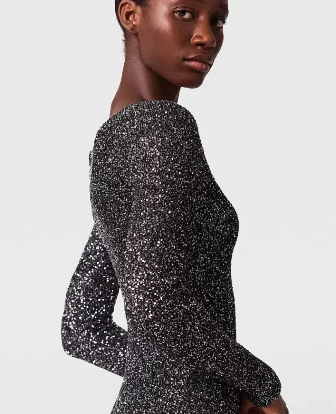 Abito lungo con spalle scoperte e paillettes Abito lungo con spalle scoperte e paillettes