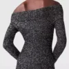 Abito lungo con spalle scoperte e paillettes Abito lungo con spalle scoperte e paillettes
