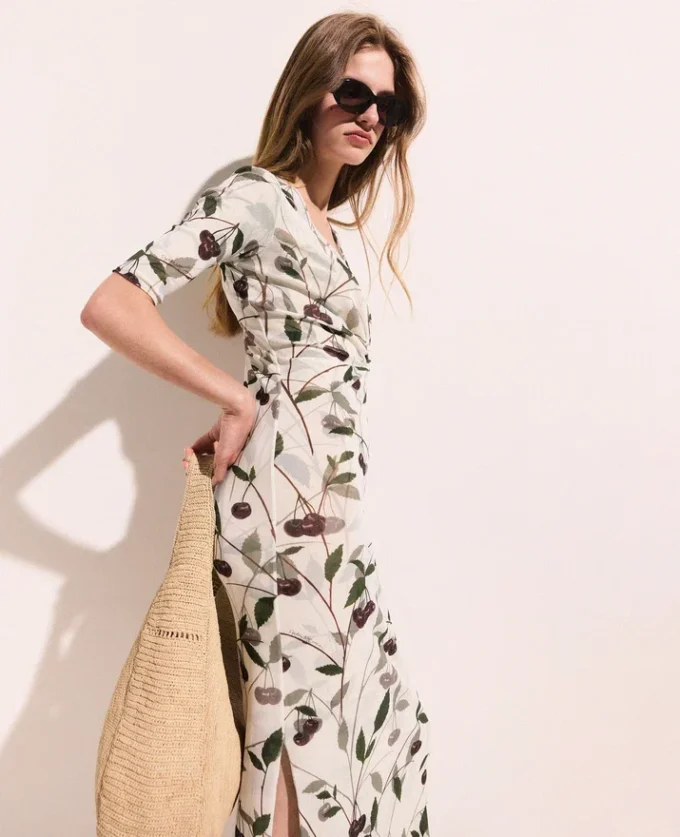 Abito midi a maniche corte in maglia con stampa ciliegie Abito midi a maniche corte in maglia con stampa ciliegie