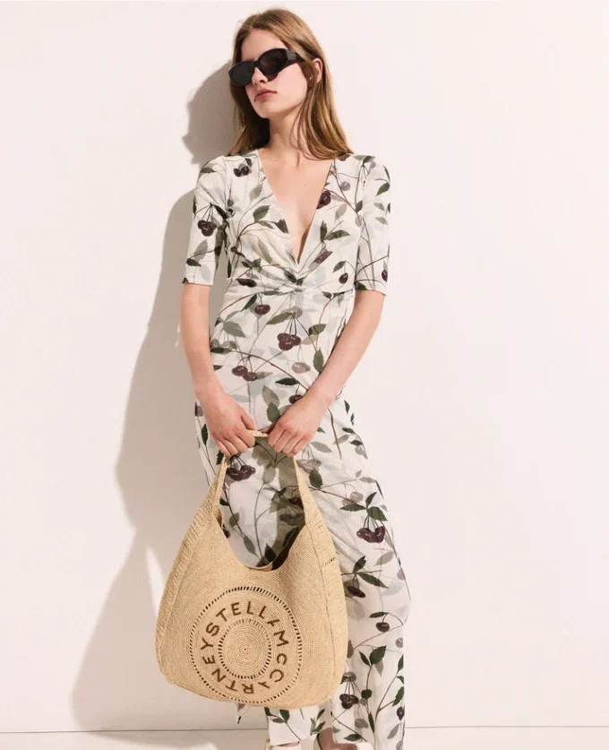Abito midi a maniche corte in maglia con stampa ciliegie Abito midi a maniche corte in maglia con stampa ciliegie