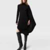 Abito midi asimmetrico con mantella Abito midi asimmetrico con mantella