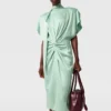 Abito midi con maniche ad aletta, scollo all’americana e drappeggio Abito midi con maniche ad aletta, scollo all’americana e drappeggio