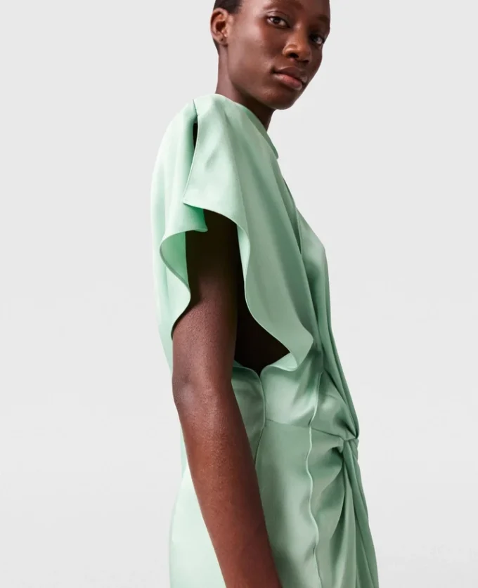 Abito midi con maniche ad aletta, scollo all’americana e drappeggio Abito midi con maniche ad aletta, scollo all’americana e drappeggio