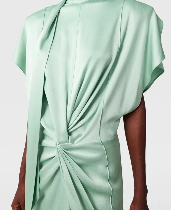 Abito midi con maniche ad aletta, scollo all’americana e drappeggio Abito midi con maniche ad aletta, scollo all’americana e drappeggio