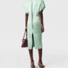 Abito midi con maniche ad aletta, scollo all’americana e drappeggio Abito midi con maniche ad aletta, scollo all’americana e drappeggio