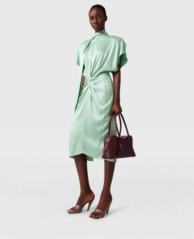 Abito midi con maniche ad aletta, scollo all’americana e drappeggio Abito midi con maniche ad aletta, scollo all’americana e drappeggio