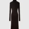 Abito midi in maglia a costine con zip sul collo Abito midi in maglia a costine con zip sul collo