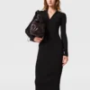 Abito midi in maglia a costine con zip sul collo Abito midi in maglia a costine con zip sul collo
