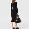 Abito midi in maglia a costine con zip sul collo Abito midi in maglia a costine con zip sul collo