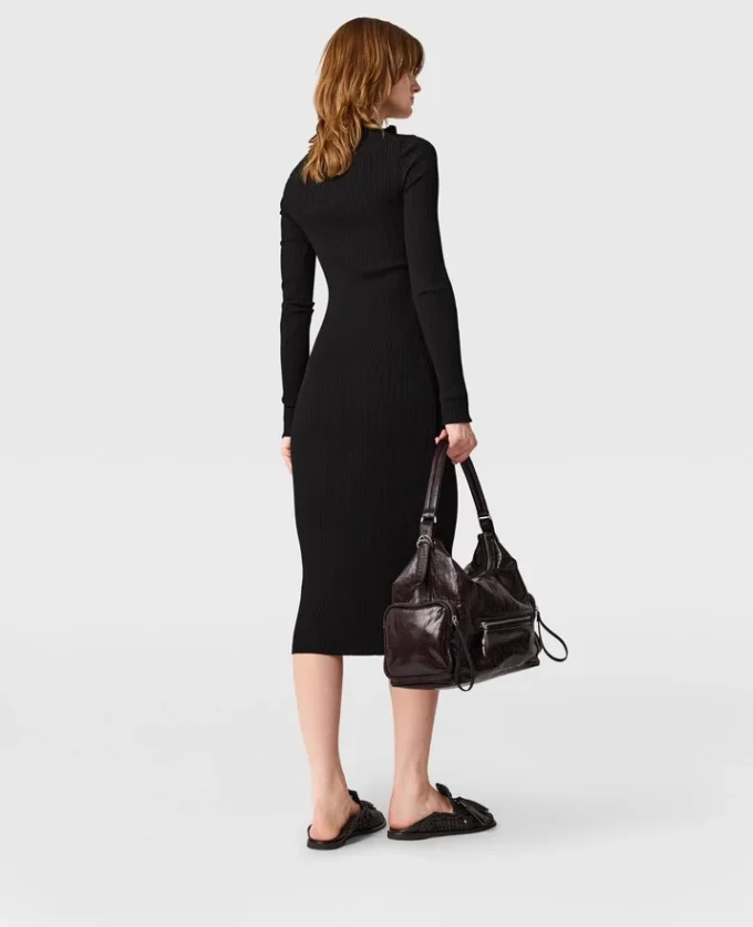 Abito midi in maglia a costine con zip sul collo Abito midi in maglia a costine con zip sul collo