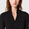 Abito midi in maglia a costine con zip sul collo Abito midi in maglia a costine con zip sul collo