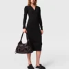 Abito midi in maglia a costine con zip sul collo Abito midi in maglia a costine con zip sul collo