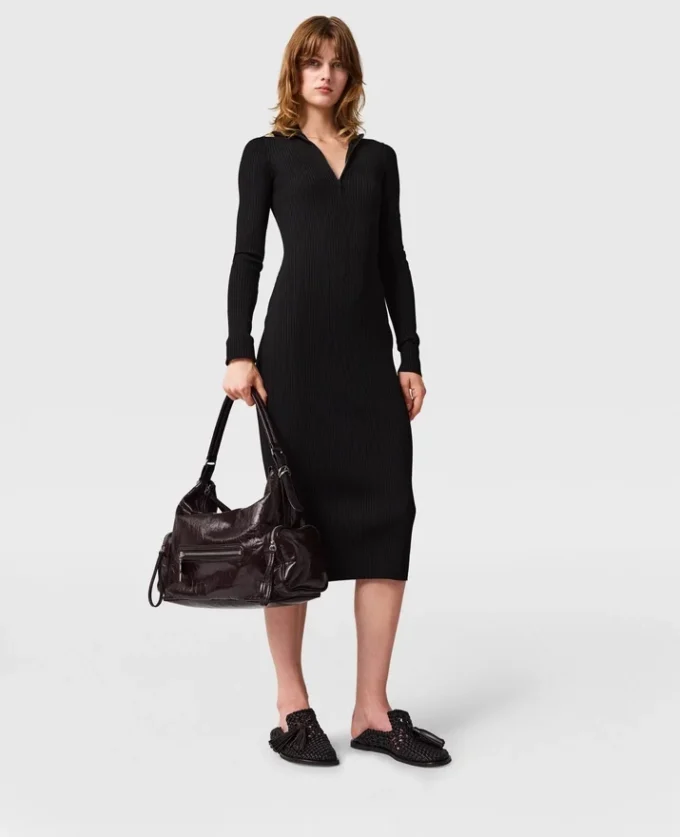 Abito midi in maglia a costine con zip sul collo Abito midi in maglia a costine con zip sul collo