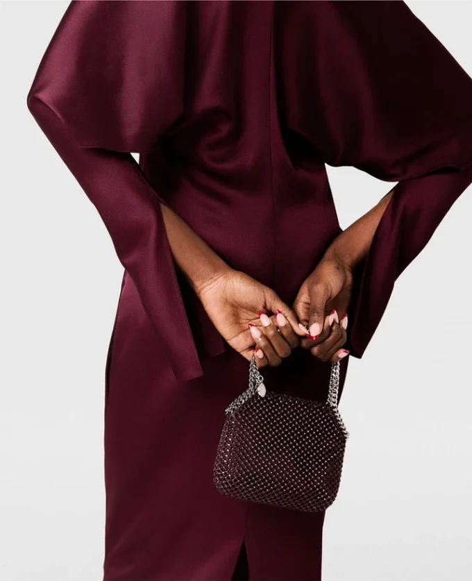 Abito midi in raso con maniche a mantella e cut-out Abito midi in raso con maniche a mantella e cut-out