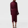 Abito midi in raso con maniche a mantella e cut-out Abito midi in raso con maniche a mantella e cut-out