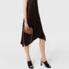 Abito midi in raso con scollo all’americana e catena Abito midi in raso con scollo all’americana e catena