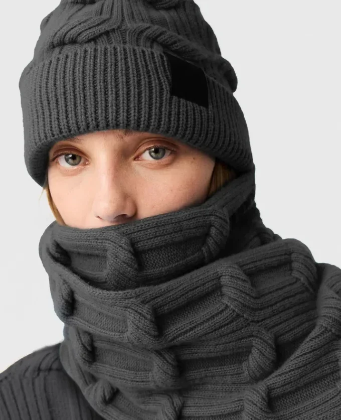 Berretto Falabella lavorato a trecce Berretto Falabella lavorato a trecce