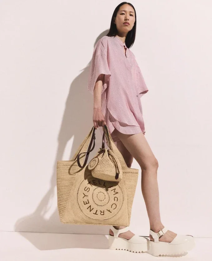 Borsa a secchiello Falabella in rafia lavorata all’uncinetto Borsa a secchiello Falabella in rafia lavorata all’uncinetto
