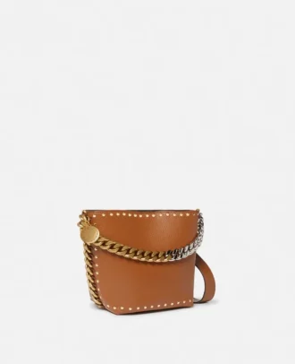 Borsa a secchiello Frayme con borchie e finitura Alter Mat granulosa
