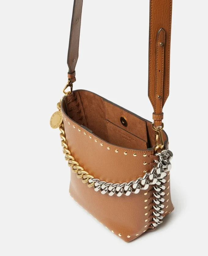 Borsa a secchiello Frayme con borchie e finitura Alter Mat granulosa Borsa a secchiello Frayme con borchie e finitura Alter Mat granulosa