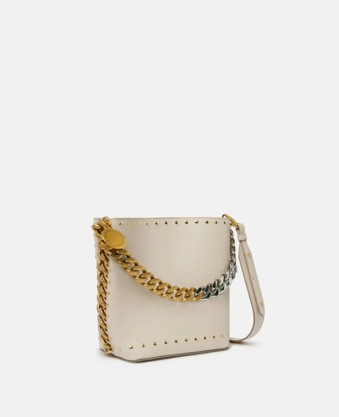 Borsa a secchiello Frayme con borchie e finitura Alter Mat granulosa Borsa a secchiello Frayme con borchie e finitura Alter Mat granulosa
