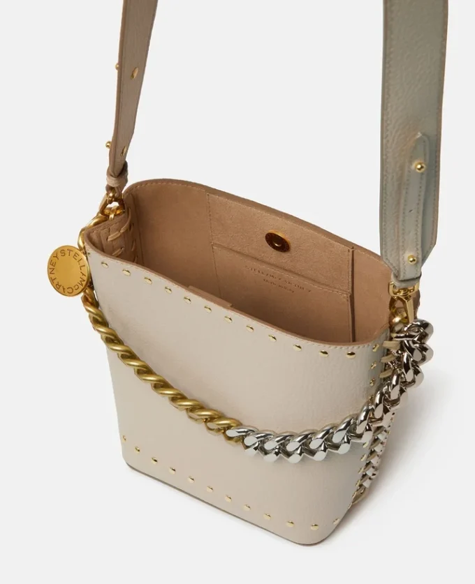 Borsa a secchiello Frayme con borchie e finitura Alter Mat granulosa Borsa a secchiello Frayme con borchie e finitura Alter Mat granulosa