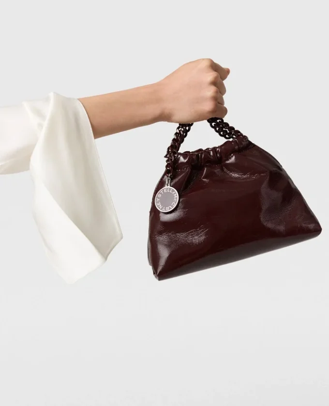 Borsa a tracolla con coulisse Falabella in vernice Borsa a tracolla con coulisse Falabella in vernice