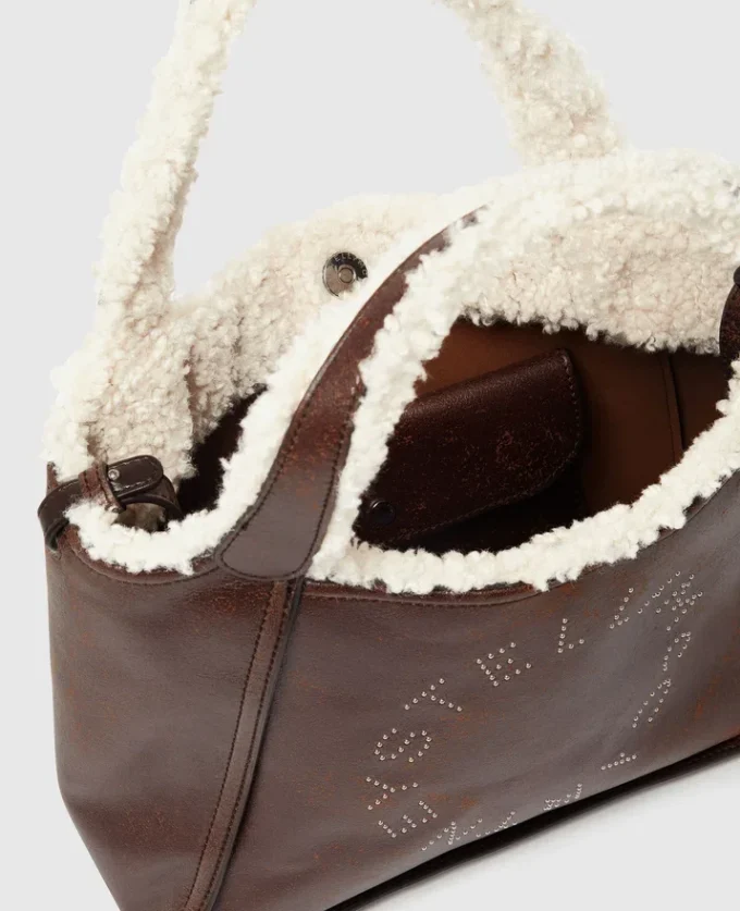 Borsa a tracolla con fodera in peluche con logo Borsa a tracolla con fodera in peluche con logo