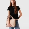Borsa a tracolla con manico superiore e logo Borsa a tracolla con manico superiore e logo