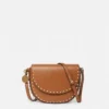 Borsa a tracolla con patta media Frayme Studded Grainy Alter Mat Borsa a tracolla con patta media Frayme Studded Grainy Alter Mat