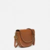 Borsa a tracolla con patta media Frayme Studded Grainy Alter Mat Borsa a tracolla con patta media Frayme Studded Grainy Alter Mat