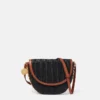 Borsa a tracolla media con patta in rafia intrecciata Frayme Borsa a tracolla media con patta in rafia intrecciata Frayme