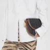 Borsa a tracolla media con patta in rafia intrecciata Frayme Borsa a tracolla media con patta in rafia intrecciata Frayme
