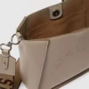 Borsa a tracolla quadrata con logo Borsa a tracolla quadrata con logo